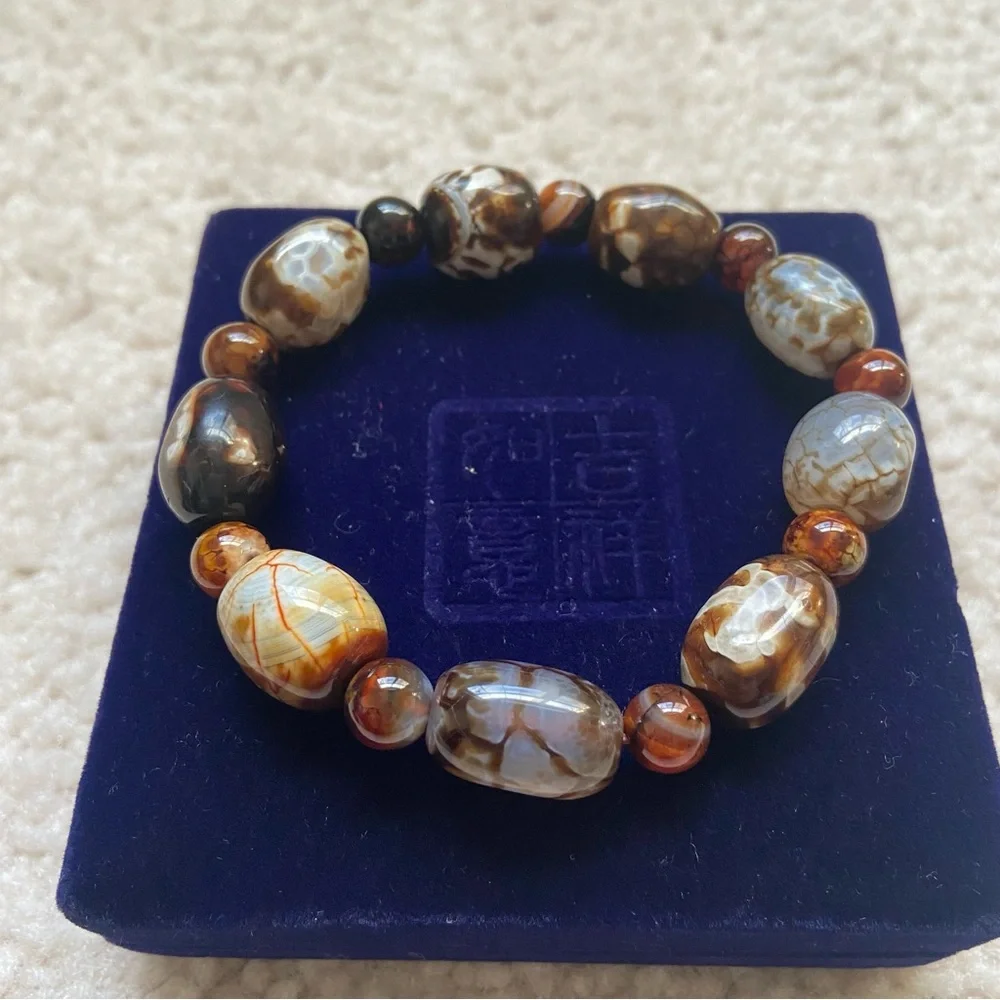 NWOT Brown & Cream Agate Beaded Stretch Bracelet in blue velvet gift box